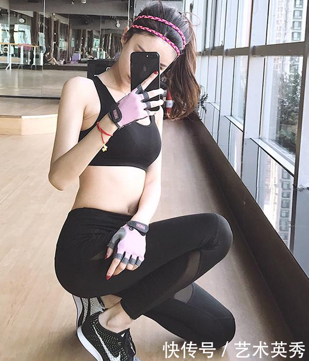 沉鱼落雁的打底裤美女，娇俏迷人，勾勒出动人心弦的曲线！