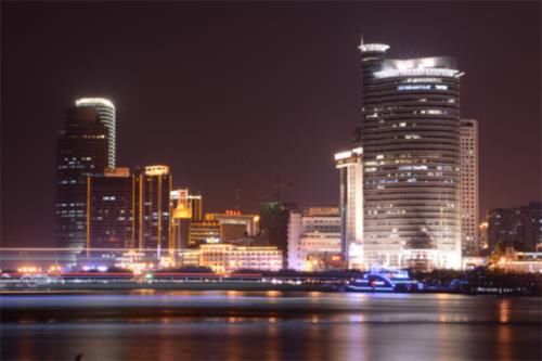  唯一：我国唯一级别高于省会的城市，经济排名第三，常被误以为