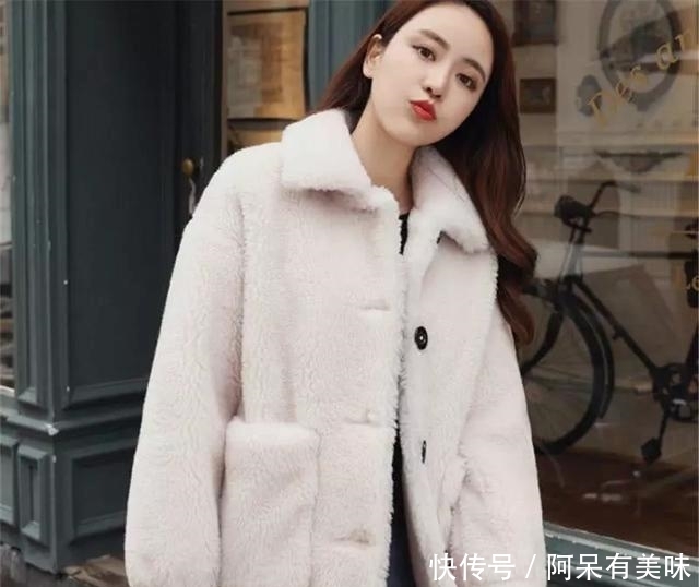 「迷人」再见了,呢子大衣!过年穿:羊羔毛外套+烟管裤,时髦美嫩特迷人