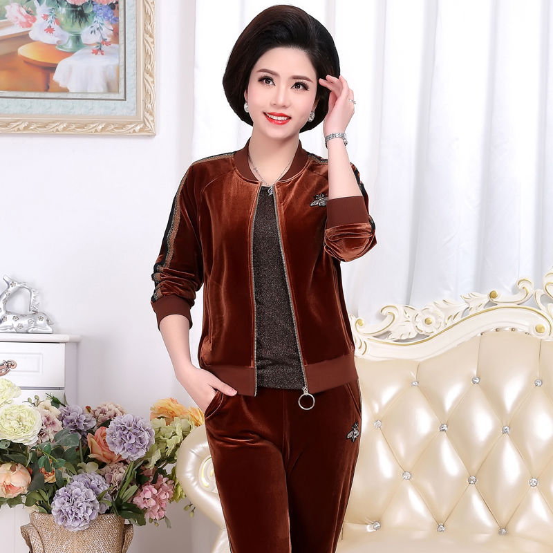 如今女人都不穿裙子!6070后妈妈都穿流行套装，嫩的像35