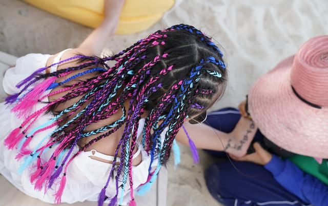 雷佳音老婆海边度假,穿比基尼身材超火辣,女儿扎小彩辫个性十足