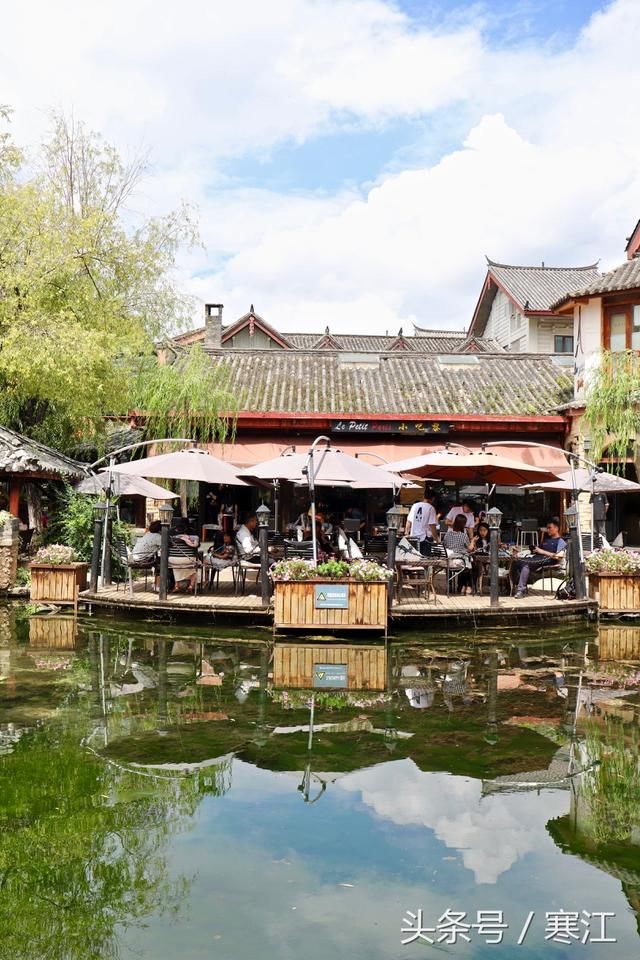 丽江古城80元维护费收了这么多年，但束河旁的梦幻水秀却坚决免费