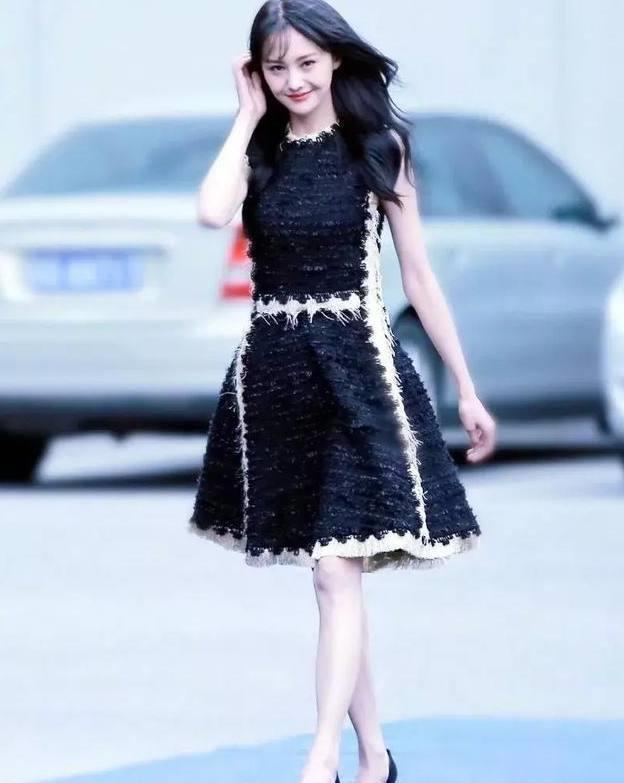 当“平底女王”郑爽穿上高跟鞋，画风突变，网友：秒变气质女神