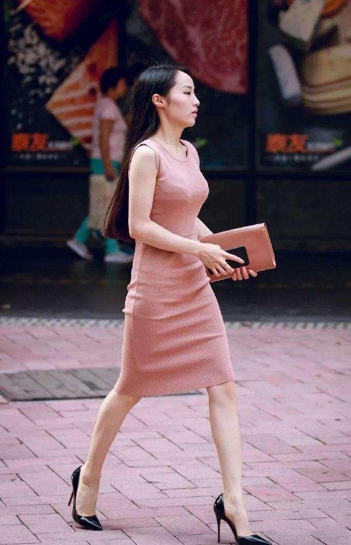 气质优雅的裸色连衣裙苗条小姐姐，身材很好高跟鞋真亮