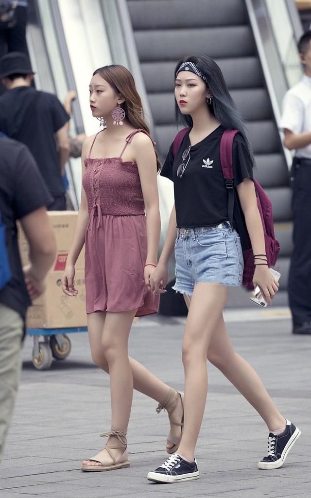街拍，小清新风的穿搭减龄又显气质，让你尽显年轻美!