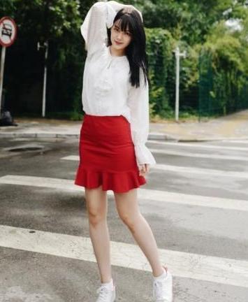 她美貌不输迪丽热巴，公司老板是杨幂的好朋友，穿搭时尚女神范！