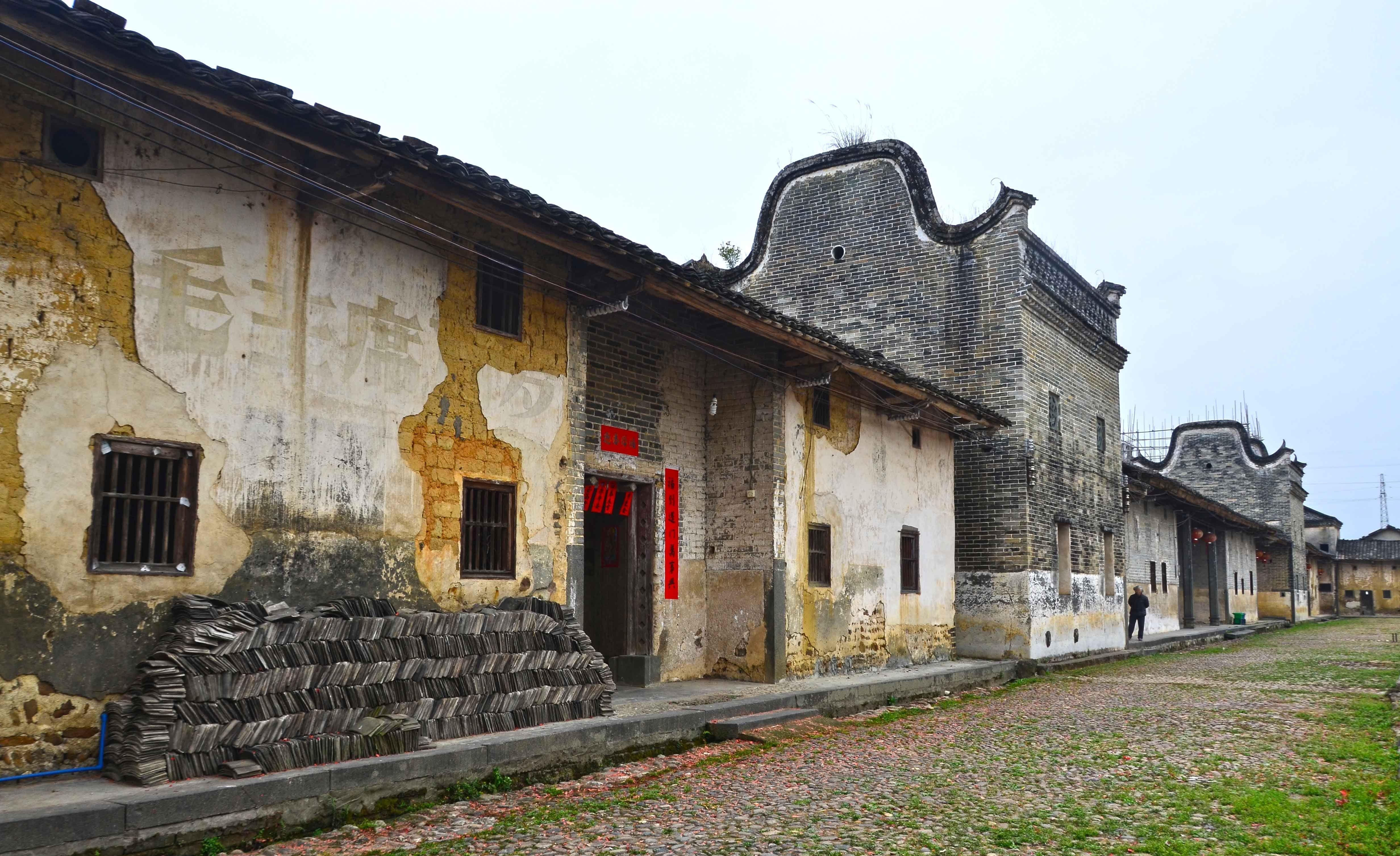 广东105国道旁，有一栋古朴的百年老屋，相传花158年历四代方建成