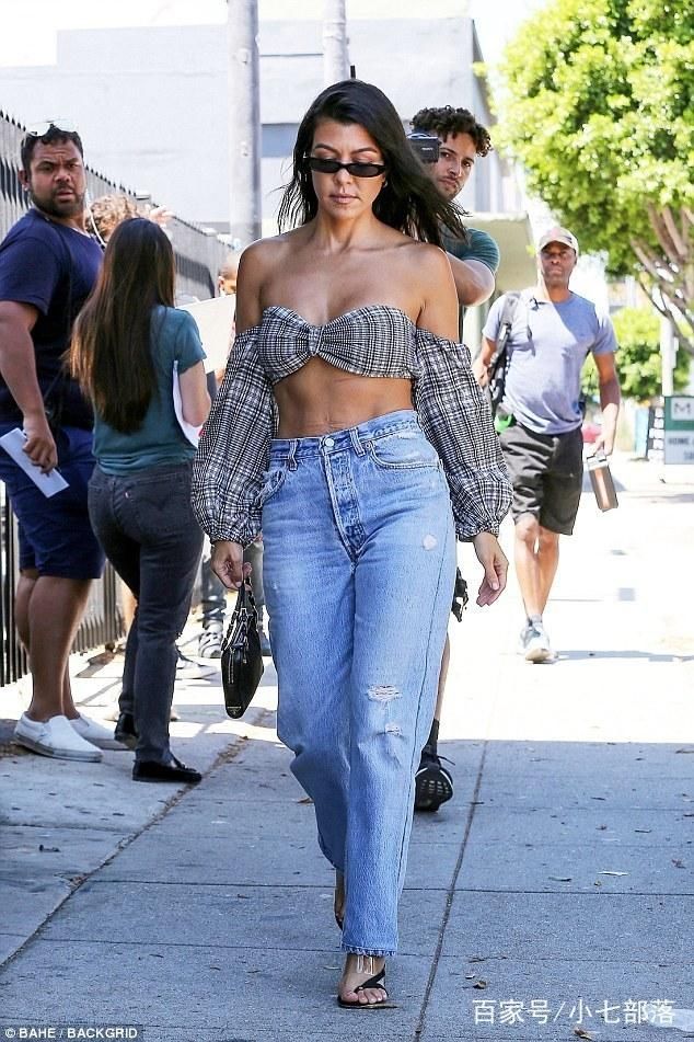 卡戴珊大姐穿蓝色高腰牛仔裤拉高身材，上衣的布料真是少到可怜！