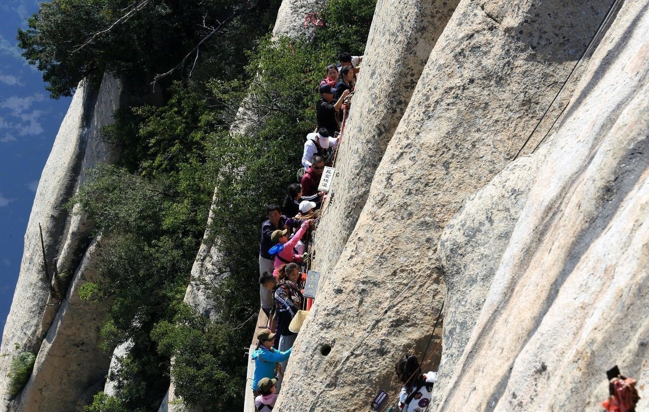 华山之上，有段长空栈道，虽然险峻，游客却络绎不绝