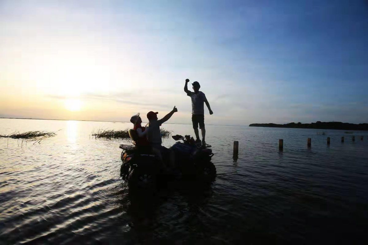 鄱阳湖水位下降 再现中国“最美水上公路”