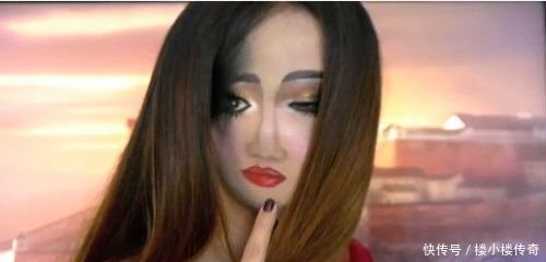 女子出门给自己画两张假脸,3张脸走在大街上,