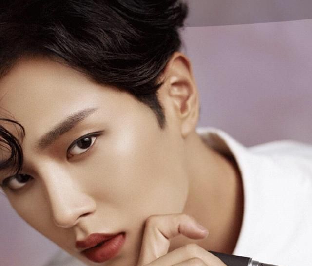 『口红代言』男明星代言接连翻车，千玺都不敢试的口红，却被他抹出高级感