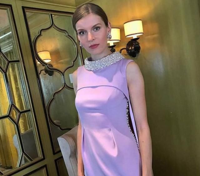 女子穿紫色礼服，花费500多万，网友吐槽：普通而廉价