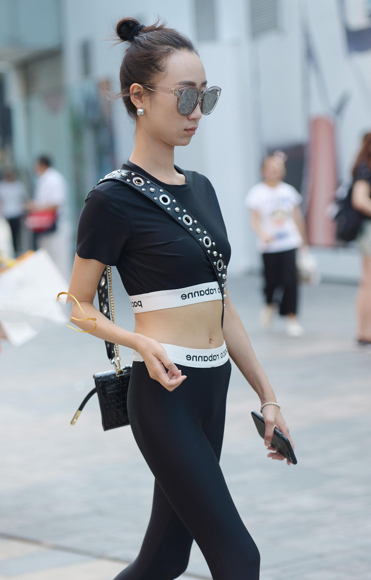 气质小姐姐一袭黑色紧身装秀出纤细身材，拿手遮脸的方式十分娇羞