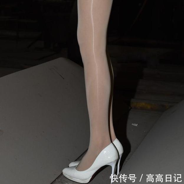 高跟控：油光丝袜配白色尖头高跟，显出一种腿部颀长性感的风姿