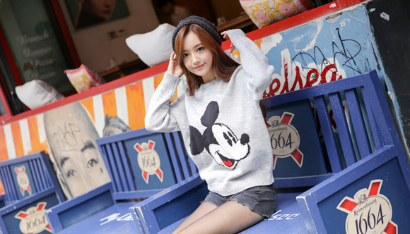 女神孙允珠，浅灰色米奇图案长袖T