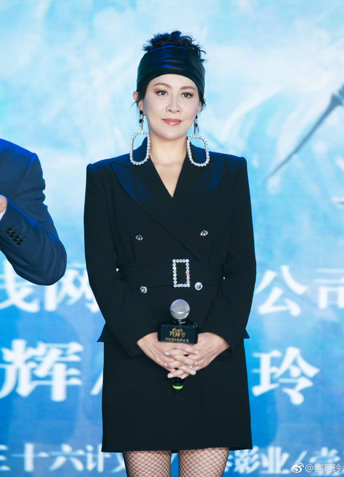 53岁刘嘉玲穿渔网袜戴夸张耳环出席活动,化妆师亮了