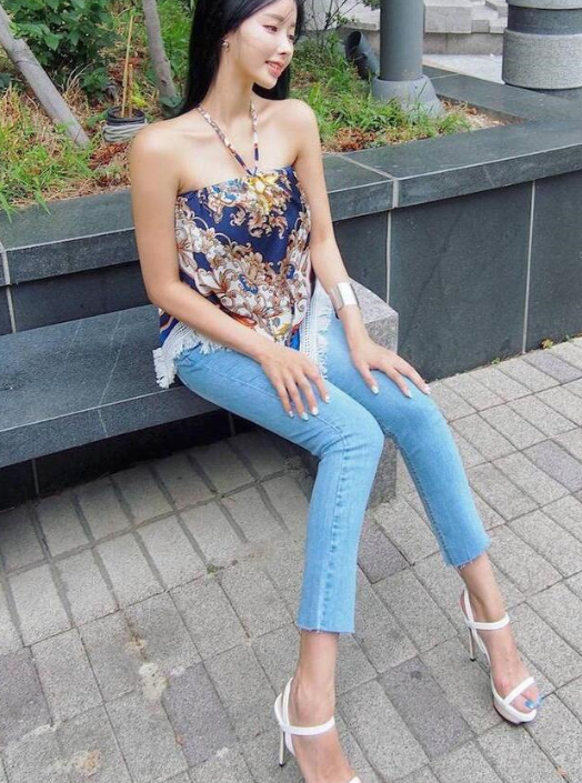 街拍：优雅洋气的紧身裤小姐姐，身材颜值超高，展露女神气质！