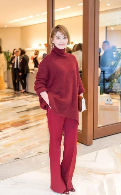 43岁的梅婷身穿一袭白裙，亭亭玉立，网友：美的让人忘了年龄！