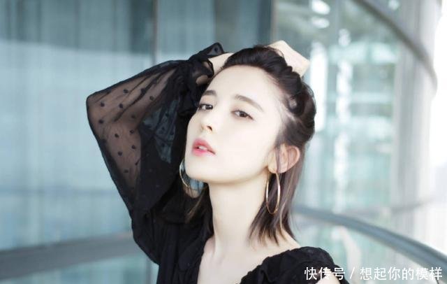 娜扎真敢穿! 衣领前后深V露一大半, 网友 裙子长度好尴尬