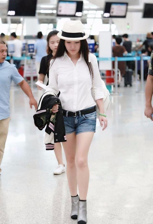 杨钰莹穿短裤玩下半身消失，只看到大长腿了，难怪看不出她很矮！