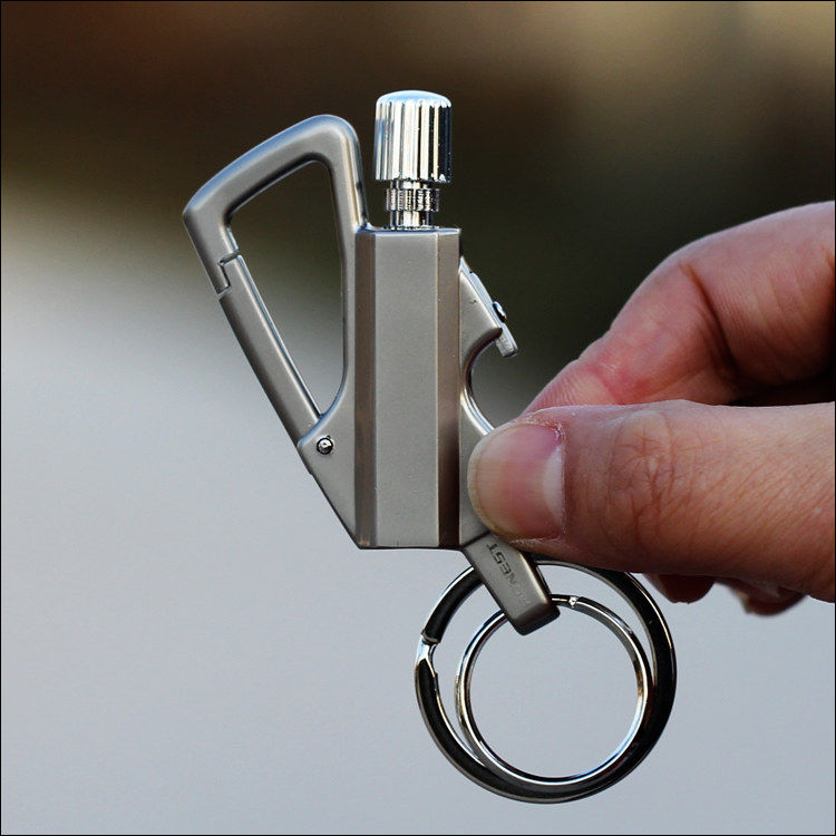 钥匙揣裤兜里?真难看!如今流行这样挂，时尚显眼又耐用