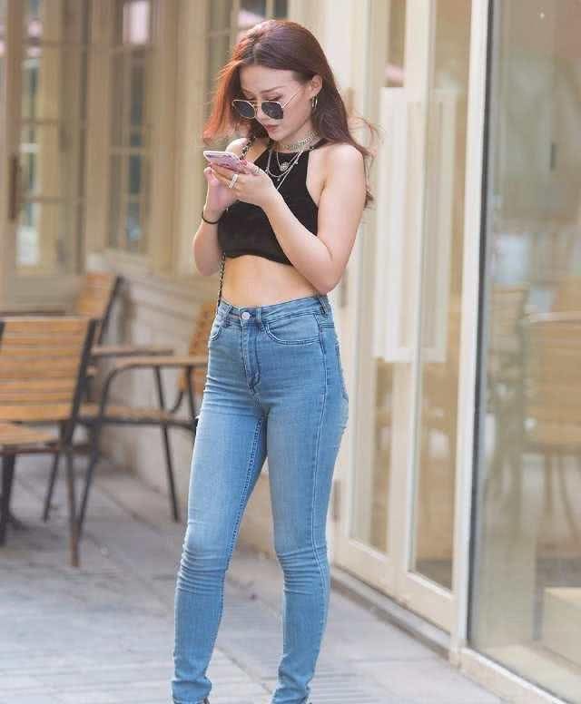 牛仔裤可以修饰双腿，尤其第二款，简直是百搭！