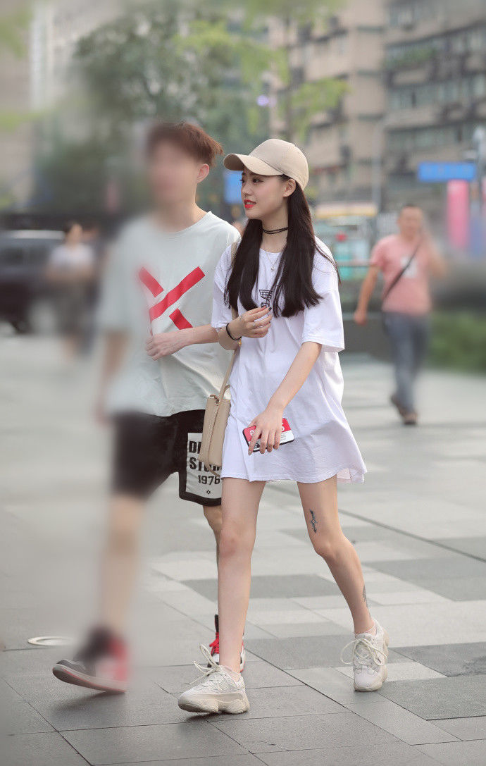 成都街拍:清新自然的搭配让魅力值直线上升，发现不一样的美!