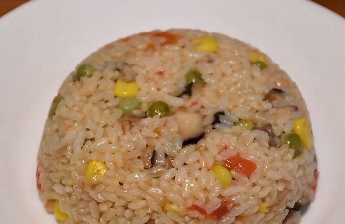 营养■1个西红柿,5种营养食材,教你做美味的懒人焖饭,简单好吃又解馋