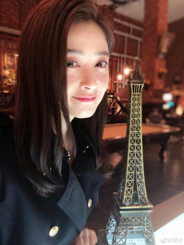 35岁的蒋欣剪了新款发型，这发型也太修饰人了，大饼脸变瓜子脸