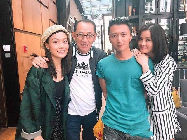 马云赏脸与阿Sa祖儿合影，她们两个却都往谢霆锋这边靠?