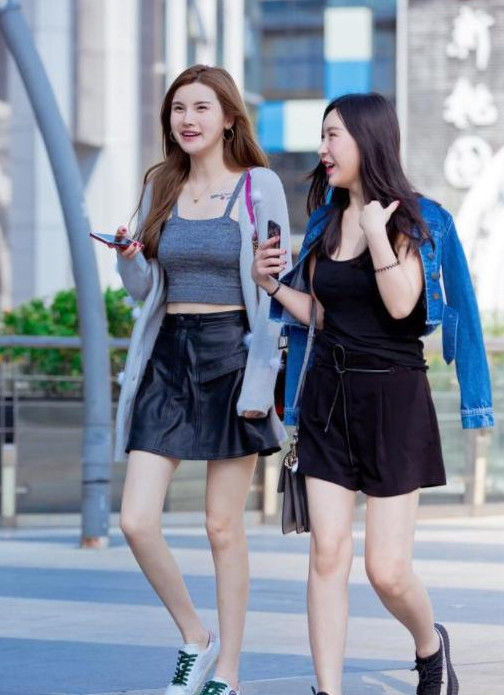  『粉色』街拍：容颜动人的小美女，身穿粉色连衣短裙，靓丽又吸睛
