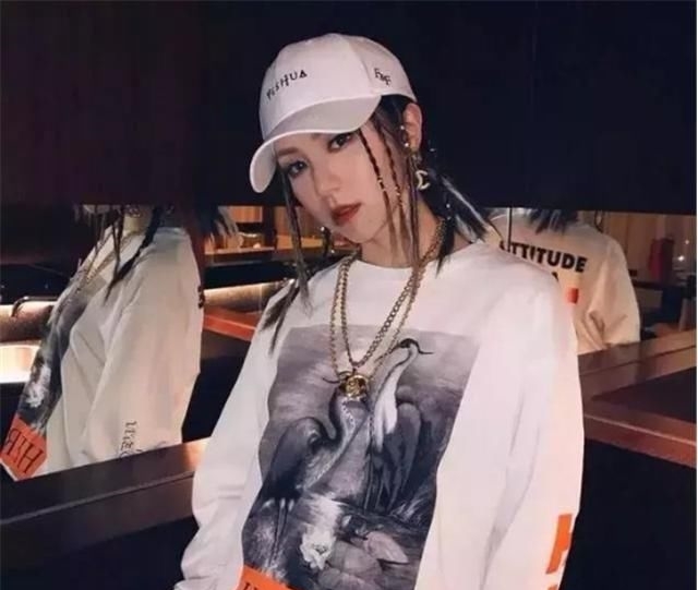 【首饰】四十多岁的女人,这3种首饰要少戴,看着廉价又寒酸,特招人笑话