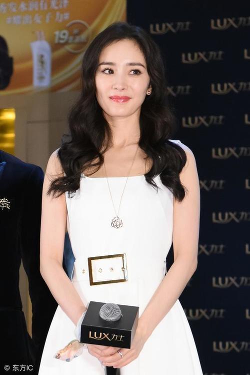 杨幂抹胸长裙，利落卷发干净清爽，天后霸气十足