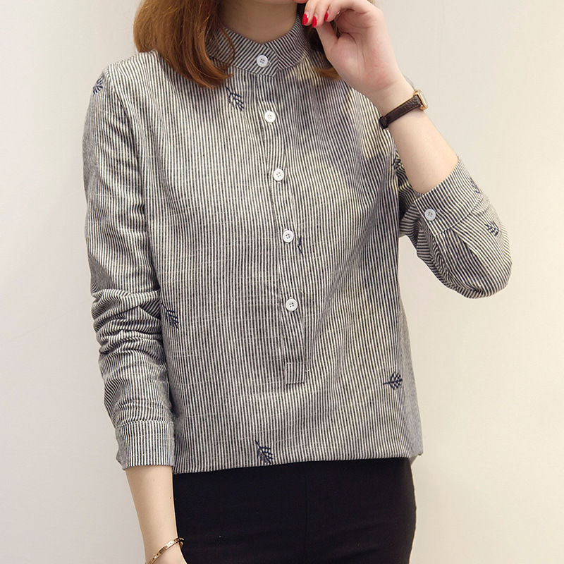 我的天!小姨真会赶时髦,入秋后穿短开衫,搭配小衫,简直美翻天