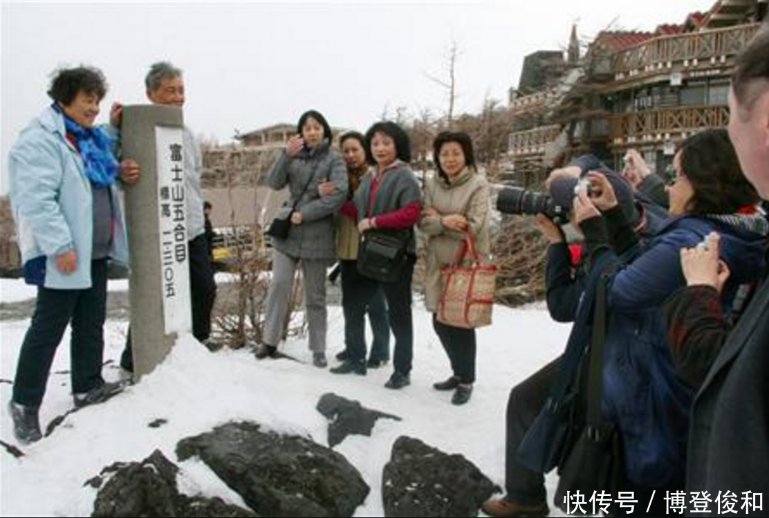 被分成两半的富士山, 山顶部分是私人所有, 山顶以下才归国有