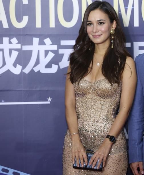 卢靖姗最过分的连衣裙，全程用包包遮挡，网友：韩庚知道吗