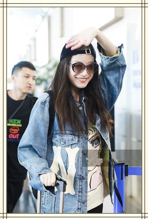 倪妮机场搞怪，反戴棒球帽嘟嘴卖萌心情好，网友：井柏然尴尬了！