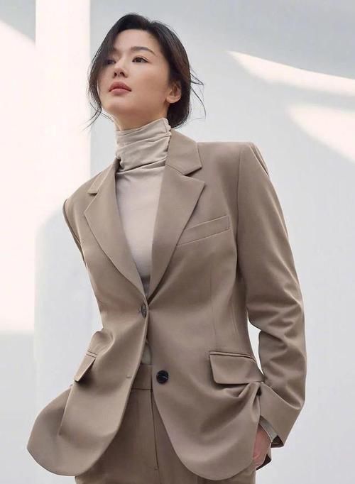  『针织衫』早春不知道怎么穿？针织衫帮你解决大问题，减龄还时髦