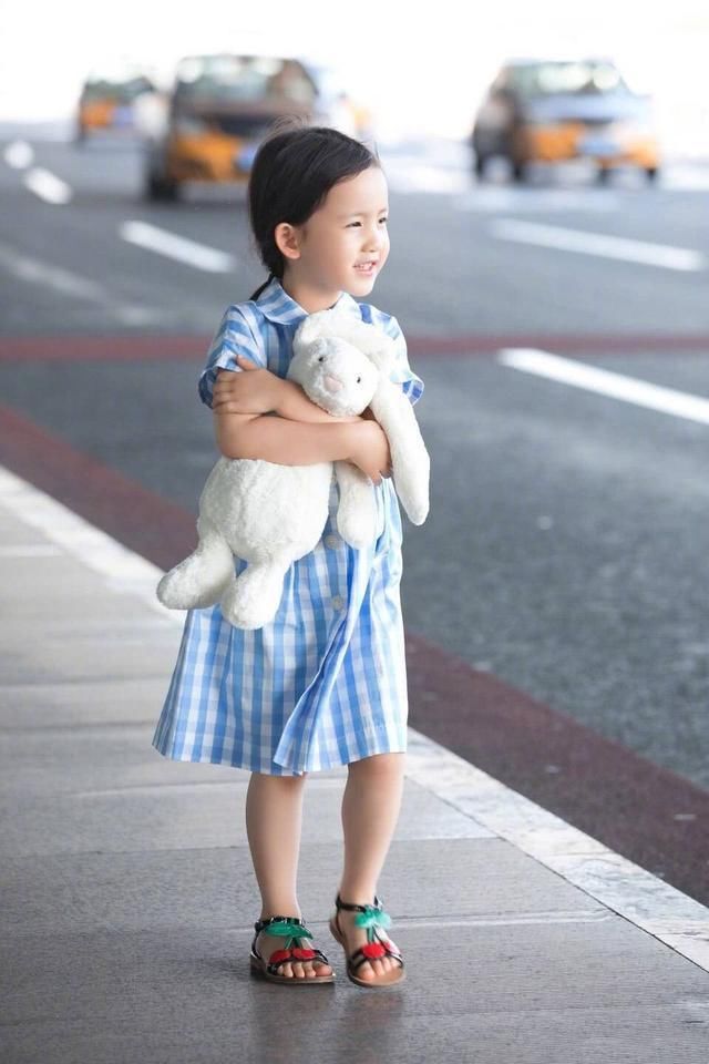 孙莉晒女儿穿格子衫的机场照，多多妹妹像穿女装的黄磊，好灵气!
