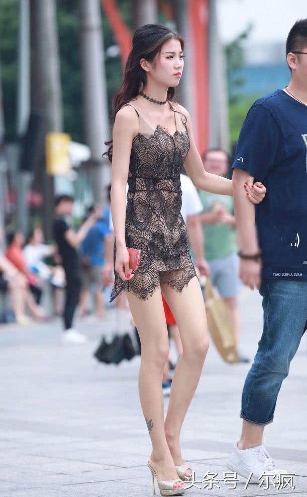 微熟小姐姐黑色蕾丝连衣裙勾勒迷人弧线,曼妙身姿让人移不开眼睛