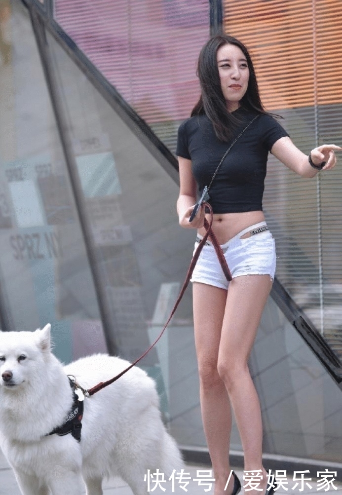 『美女』街拍:自带微笑的美女搭配牛仔短裤,秀出青春活力范,尽显性感女人味