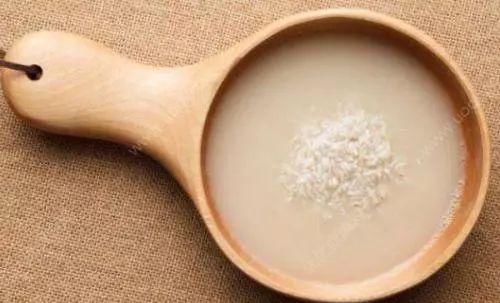  健康养生：淘米水居然有这么多用处？以前都浪费了，还好现在学会了！
