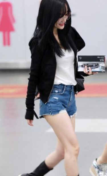 李小璐霍思燕机场同穿短裤秀美腿,网友:李小璐豁出去了