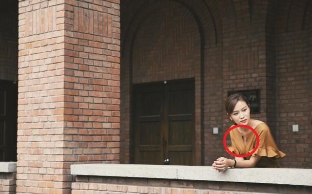 34岁叶一茜走起校园风，胸前挖洞挤出一条缝，想忽视都难