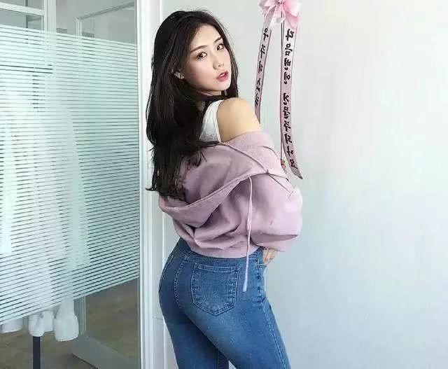 美丽的小姐姐身穿紧身牛仔裤！展现出了女生俏皮的一面！惹人喜欢