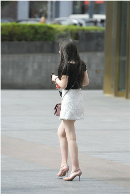  #温文尔雅#街拍：美女穿黑色上衣配白色短裙，温文尔雅，清新靓丽