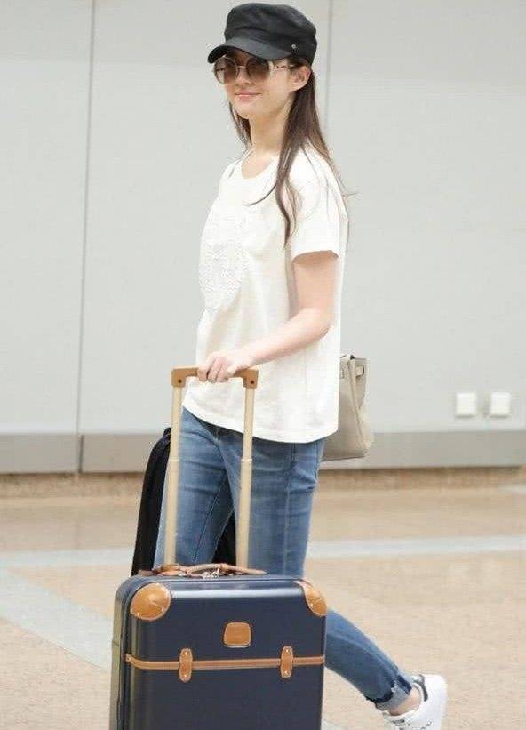 谁还敢说刘亦菲胖?最新街拍换了这身潮服的她,明明瘦了不止10斤