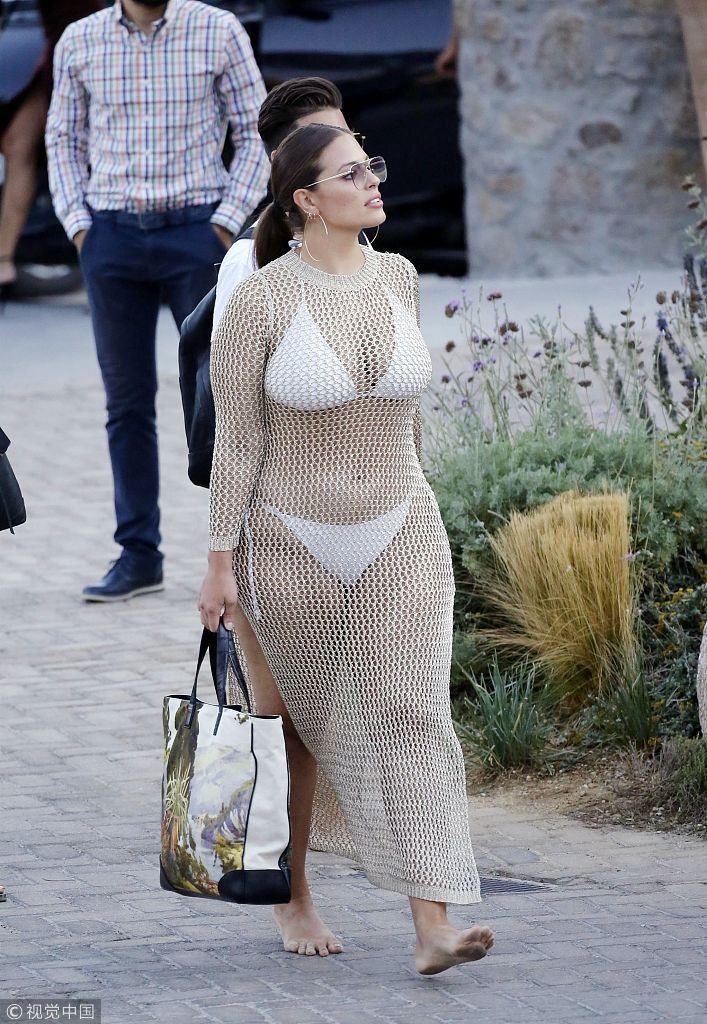 “大码超模”艾什莉穿透视装身材丰腴 与友人海中热聊展傲人上围