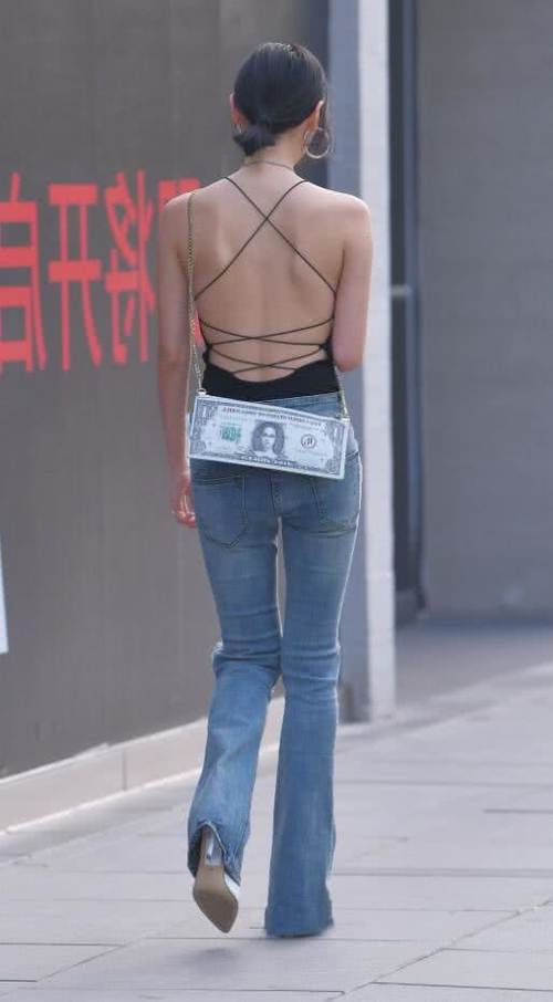 长腿小姐姐吊带上衣后背很惊艳，线条优美十分吸睛